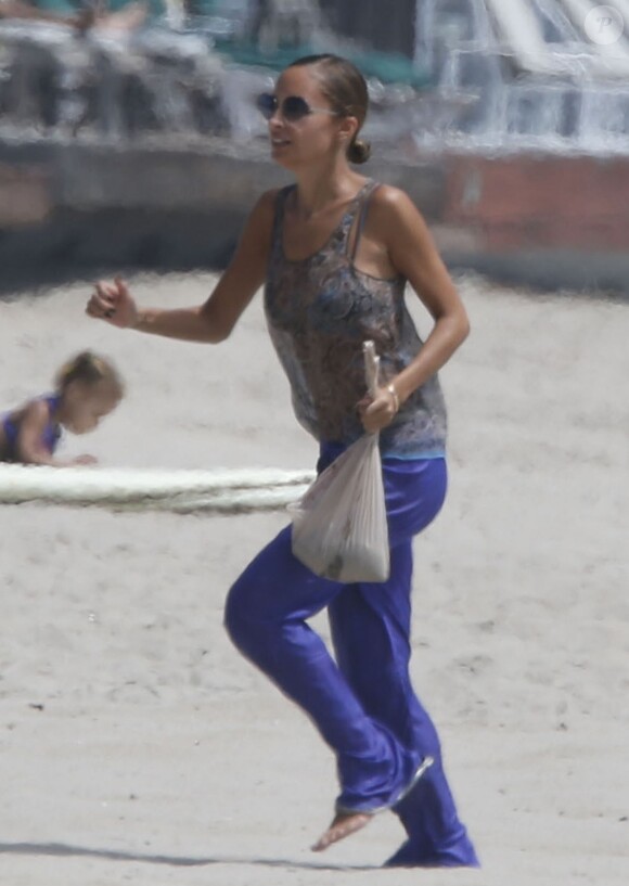Nicole Richie et ses enfants Harlow et Sparrow sur la plage à Malibu, le 31 août 2013.