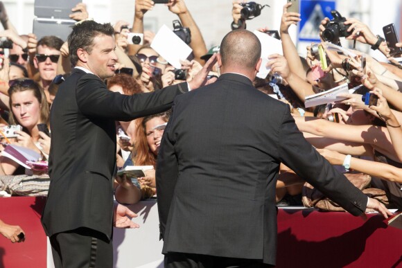 Tom Welling avec ses fans en délire lors de la première du film Parkland à la 70e Mostra de Venise, le 1er septembre 2013.