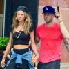 Adam Levine et sa fiancée Behati Prinsloo, amoureux sous la pluie à New York. Le 2 septembre 2013.