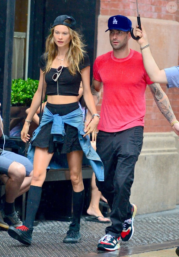 Adam Levine et sa fiancée Behati Prinsloo, amoureux sous la pluie à New York. Le 2 septembre 2013.