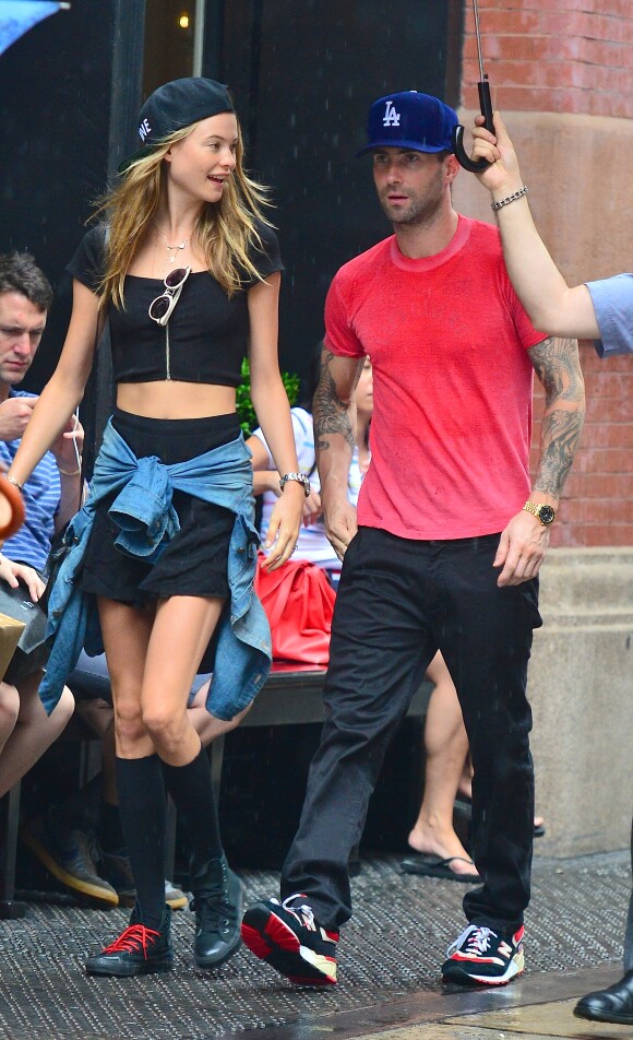 Adam Levine et sa fiancée Behati Prinsloo, aperçus dans le quartier de SoHo à New York. Le 2 septembre 2013.