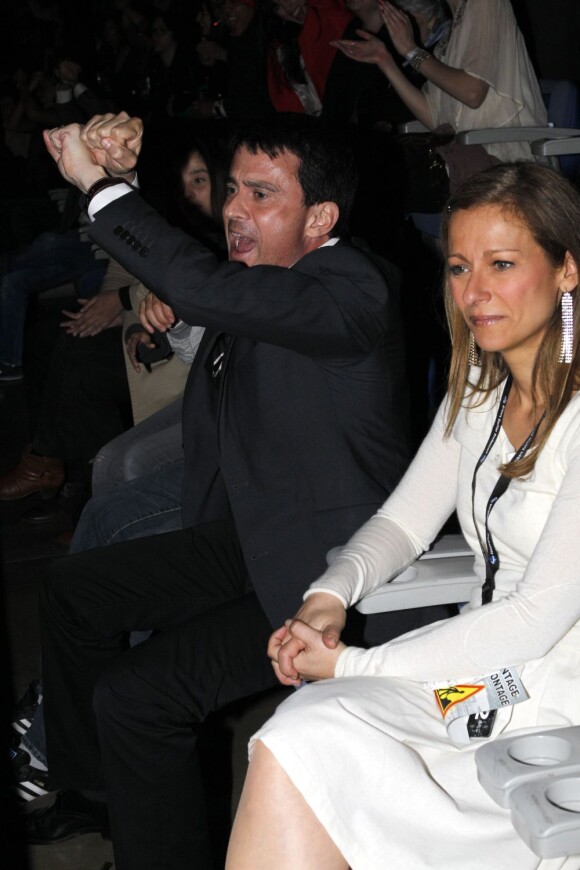 Manuel Valls à fond pendant le concert de Johnny Hallyday au Stade de France. À ses côtés son épouse Anne Gravoin en tribune quelques instants avant de rejoindre le Taulier sur scène. Le 16 juin 2012.