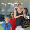 Gwen Stefani avec ses fils Zuma et Kingston à Los Angeles, le 29 août 2013.