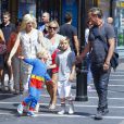 Gwen Stefani et Gavin Rossdale se promènent avec leurs fils Kingston et Zuma dans les rues de Londres, le 21 août 2013.