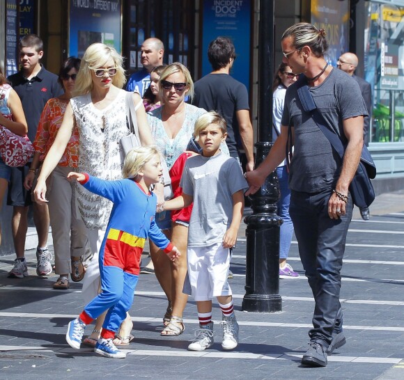 Gwen Stefani et Gavin Rossdale se promènent avec leurs fils Kingston et Zuma dans les rues de Londres, le 21 août 2013.