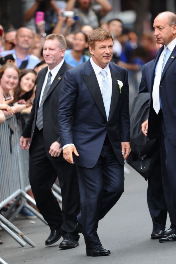 Hilaria Thomas et Alec Baldwin dans les rues de Manhattan, pour leur mariage, le 30 juin 2012.