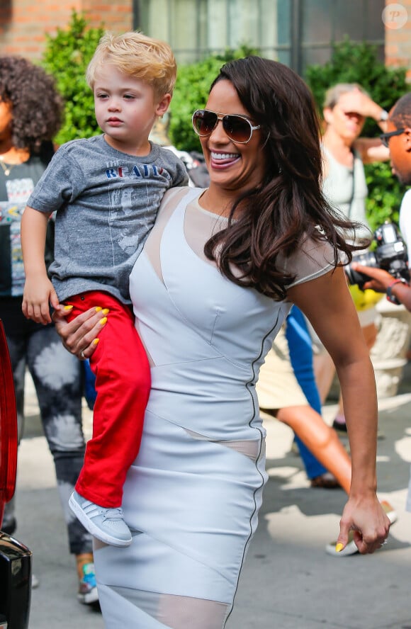 Paula Patton à la sortie de son hôtel avec son fils Julian à New York, le 30 juillet 2013.