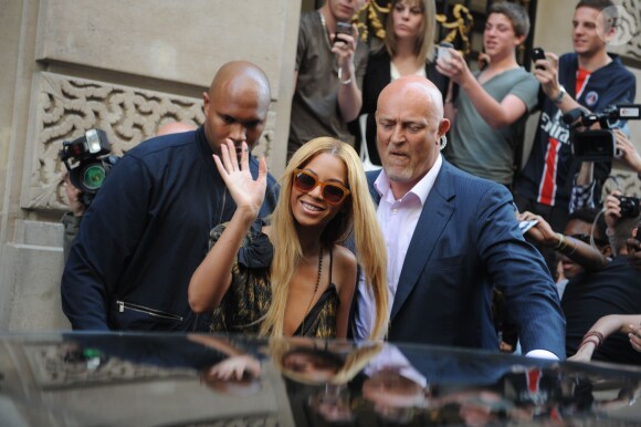Beyoncé Knowles entourée de ses gardes du corps dont Norman Oosterbroek, à Paris, le 20 avril 2011.