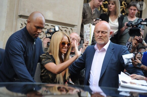 Beyoncé entourée de ses gardes du coups dont Norman Oosterbroek, à Paris, le 20 avril 2011.
