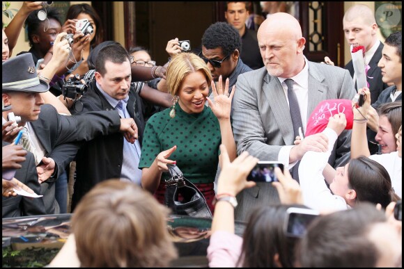 Beyoncé Knowles entourée de ses gardes du corps dont Norman Oosterbroek, à Paris, le 23 avril 2011.