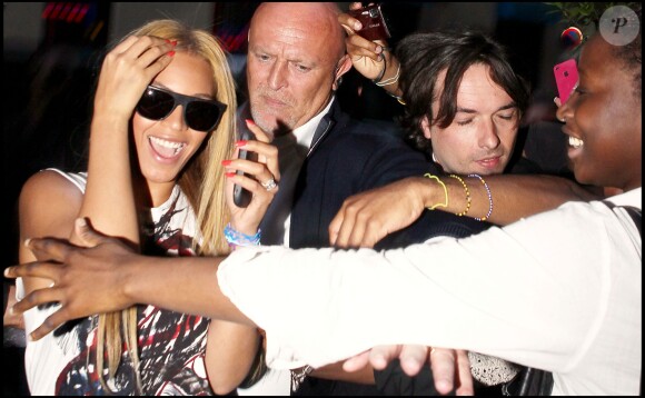 La chanteuse Beyoncé Knowles entourée de ses gardes du corps dont Norman Oosterbroek, à Paris, le 21 avril 2011.