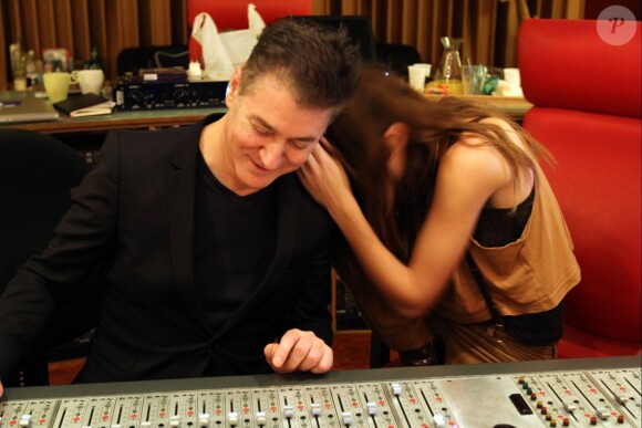 Etienne Daho en studio avec Lou Doillon dont il a produit "Places", le premier album. À Paris, le 13 avril 2012.