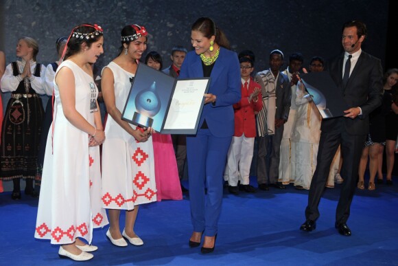 La princesse Victoria de Suède remettant le 4 septembre 2013 à Stockholm le Junior Water Prize à Anirudh Jain et Catlin Gabel du Chili, dans le cadre de la Semaine mondiale de l'eau.
