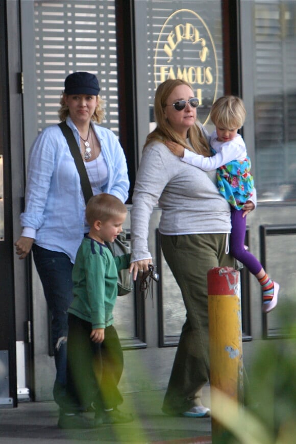 Melissa Etheridge et son ex-femme Tammy Lynn Michaels avec leurs enfants Miller Steven et Johnnie Rose à Los Angeles, le 19 janvier 2012.