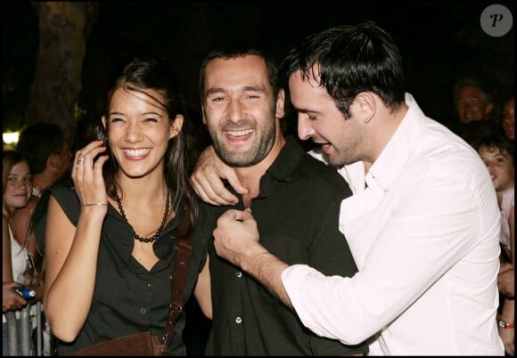 Mélanie Doutey et son compagnon Gilles Lellouche avec Jean Dujardin à Saint-Tropez le 18 août 2005.