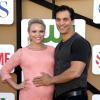 Johnathon Schaech et sa compagne Julie Solomon, enceinte d'un petit garçon, ici le 29 juillet 2013 à Beverly Hills, se sont mariés fin juillet 2013 en toute discrétion dans le Maryland.