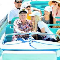 Hugh Hefner, 87 ans : Papy perdu à Disneyland avec sa jeune épouse Crystal