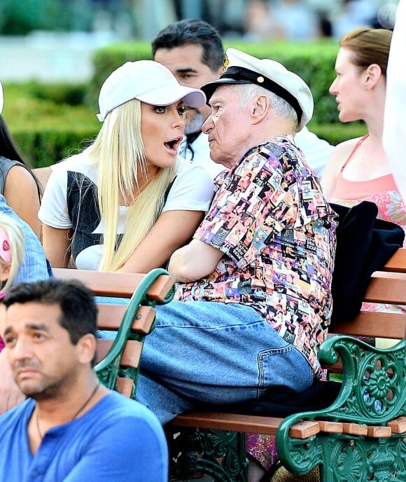 Exclusif - Hugh Hefner et sa jeune femme Crystal à Disneyland en Californie, le 6 septembre 2013.