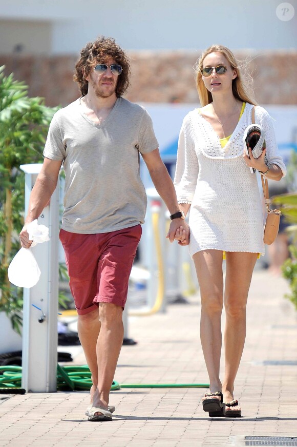 Carles Puyol et sa belle Vanesa Lorenzo en vacances à Ibiza le 30 juin 2013.