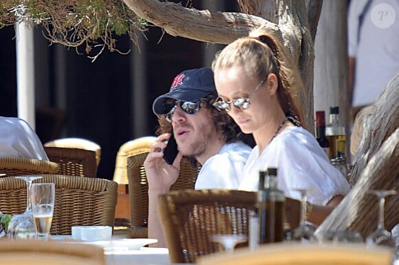 Carles Puyol et sa belle Vanesa Lorenzo en vacances à Ibiza le 30 juin 2013.