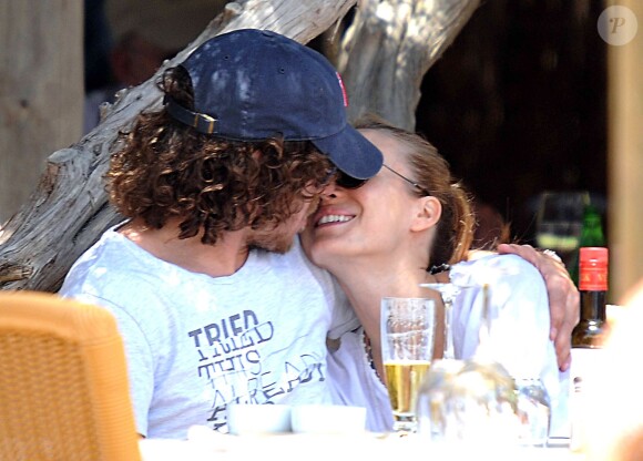 Carles Puyol et sa belle Vanesa Lorenzo à Ibiza le 30 juin 2013.