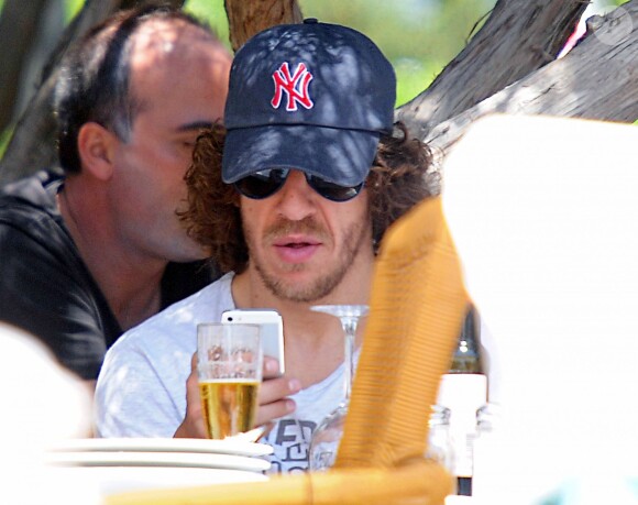 Carles Puyol et sa belle Vanesa Lorenzo en vacances à Ibiza le 30 juin 2013.