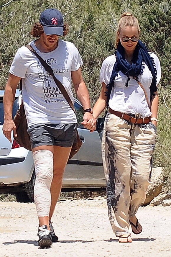 Carles Puyol et sa belle Vanesa Lorenzo en vacances à Ibiza le 30 juin 2013.