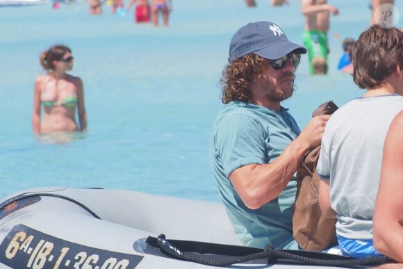 Exclusif - Carles Puyol et sa belle Vanesa Lorenzo en vacances à Formentera le 7 juillet 2013.