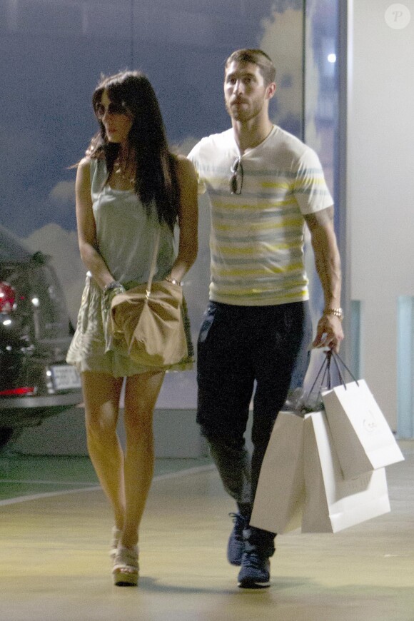 Sergio Ramos et Pilar Rubio font du shopping à Madrid le 2 juillet 2013.