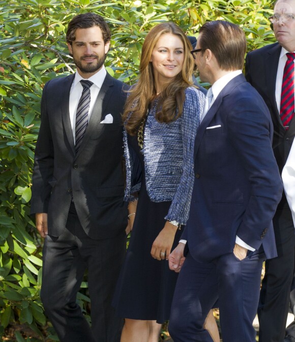 La princesse Madeleine, enceinte, entourée des princes Carl Philip et Daniel lors de l'hommage rendu le 8 septembre 2013 à feue la princesse Lilian, décédée le 10 mars, en l'église anglicane St Peter et St Sigfrid de Stockholm.