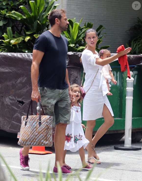Exclusif - Adriana Lima, Marko Jaric et leurs filles Valentina et Sienna à Miami, le 15 août 2013.
