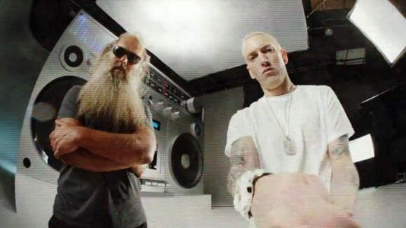 Eminem : Déchaîné dans le clip de Berzerk, embarrassé en pleine interview