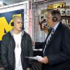 Eminem en pleine interview avec Kirk Herbstreit et Brent Mustburger à la mi-temps du match de football américain opposant les universités de Notre Dame et Michigan. Le 7 septembre 2013.