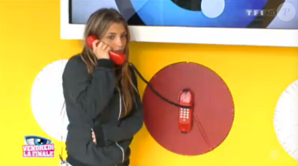 Clara au téléphone dans la quotidienne de Secret Story 7 sur TF1 le mercredi 11 septembre 2013