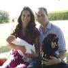 Portrait officiel du prince William et de la duchesse Catherine de Cambridge en famille, en août 2013, avec leur bébé le prince George.