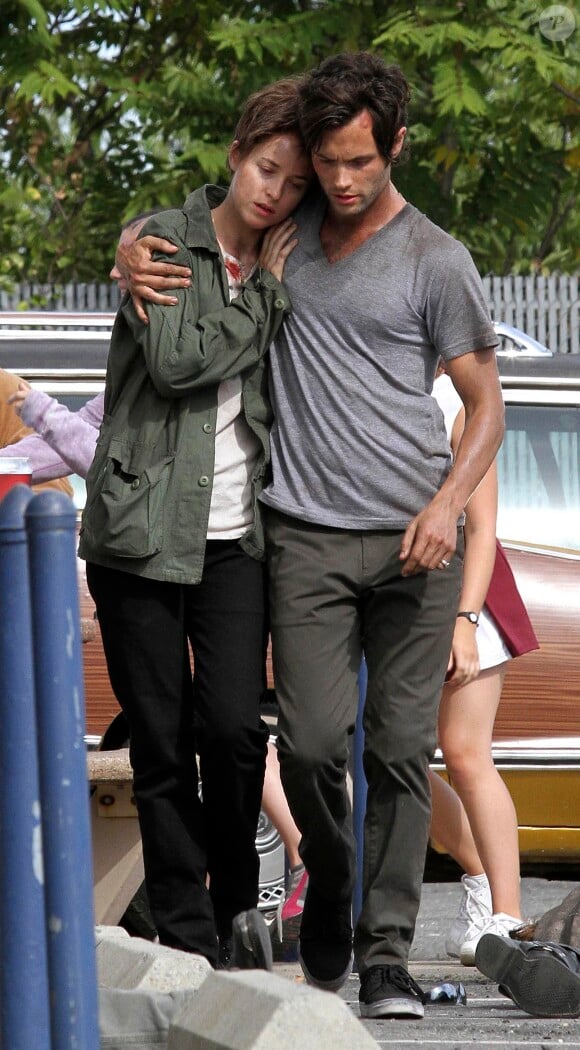 Dakota Johnson et Penn Badgley sur le tournage du film Cymbeline, le 9 septembre 2013 à New York