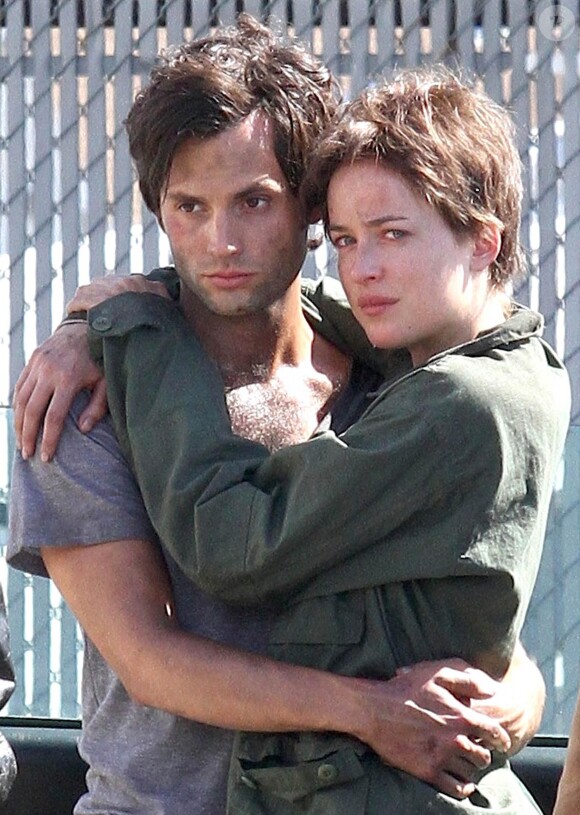Dakota Johnson et Penn Badgley sur le tournage du film Cymbeline, le 9 septembre 2013 à New York