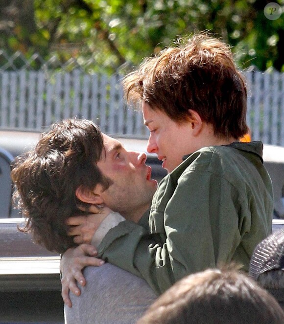 Dakota Johnson et Penn Badgley sur le tournage du film Cymbeline, le 9 septembre 2013 à New York