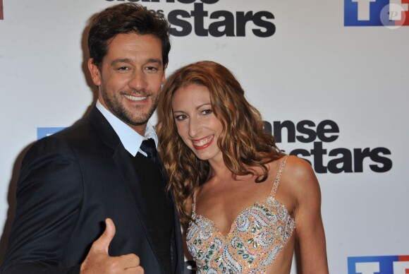 Titoff et Sylvia Notargiacomo prennent la pose avec le casting de la saison 4 de "Danse avec les stars", à Paris, le 10 septembre 2013. La star participe à l'opération du PMU intitulée "Serial parieurs".