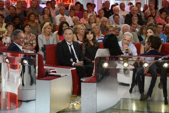 Michel Drucker, Richard Berry, Christophe Lambert et Flore Bonaventura - Enregistrement de l'émission "Vivement Dimanche" à Paris le 11 septembre 2013. Diffusion le 15 septembre sur France 2.