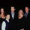 L'avant-première du film GoldenEye à Hollywood avec Pierce Brosnan, ses enfants Charlotte, Christopher et Sean, et sa femme Keely Shaye Smith, le 9 novembre 1995