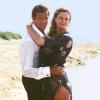 Roger Moore, dans la peau de 007, avec Cassandra Harris dans Rien que pour vos yeux (1981). Elle fut la première femme de Pierce Brosnan, décédée en 1991 d'un cancer des ovaires.