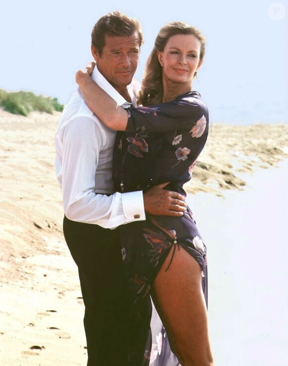 Roger Moore, dans la peau de 007, avec Cassandra Harris dans Rien que pour vos yeux (1981). Elle fut la première femme de Pierce Brosnan, décédée en 1991 d'un cancer des ovaires.