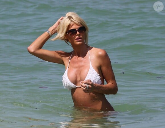 Moment détente sur une plage pour Victoria Silvstedt, en vacances à Miami. Le 13 septembre 2013.