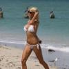 Victoria Silvstedt se détend sur une plage à Miami. Le 13 septembre 2013.