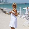 Victoria Silvstedt se détend sur une plage à Miami. Le 13 septembre 2013.