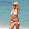 Victoria Silvstedt, bientôt 39 ans, dévoile sa jolie plastique sur une plage à Miami. Le 13 septembre 2013.