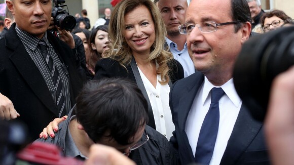 Valérie Trierweiler et François Hollande, sous la pluie pour guider les Français