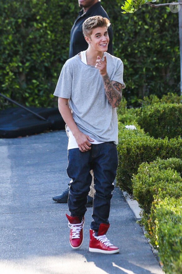 Justin Bieber, détendu sur le tournage d'un sketch pour Funny or Die à Los Angeles. Le 13 septembre 2013.