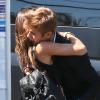 Justin Bieber embrasse tendrement Jacque Rae sur le tournage d'un sketch pour Funny or Die à Los Angeles. Le 13 septembre 2013.